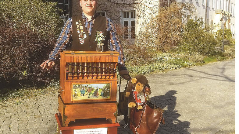 Pierre Pilz, Drehorgelspieler aus Görlitz, erfreut an den Wochenenden und zu Feiertagen die Menschen mit seiner Musik. Zu Ostern spielte er vor Altenheimen und am St.-Carolus-Krankenhaus in Görlitz.