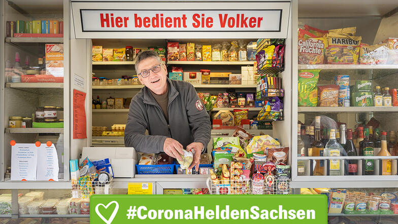 Volker Elmhorst versorgt aus dem Transporter heraus vor allem ältere Menschen in der Corona-Krise mit frischen Lebensmitteln.
