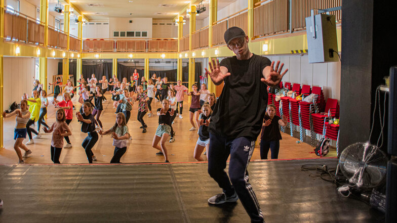 Er kennt die Schritte: Tom Hökel aus Halle trainierte in dieser Woche mit den Mädchen von Kamenz can Dance im Kamenzer Stadttheater.
