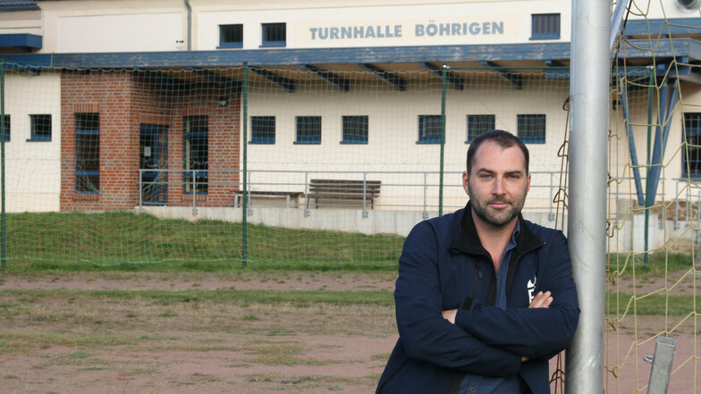 Böhrigens Ortsvorsteher Philipp Resch steht auf dem Sportplatz des Ortes. Der ist ebenso wie die Turnhalle ungenutzt.