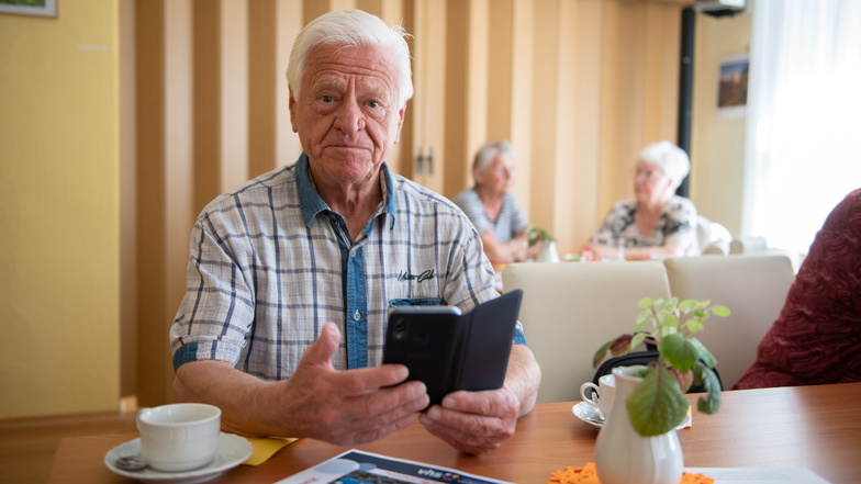Dieter Kempe (82) hat in Großenhain das Mediencafé besucht, weil er mit Smartphone und Computer umgehen lernen möchte.