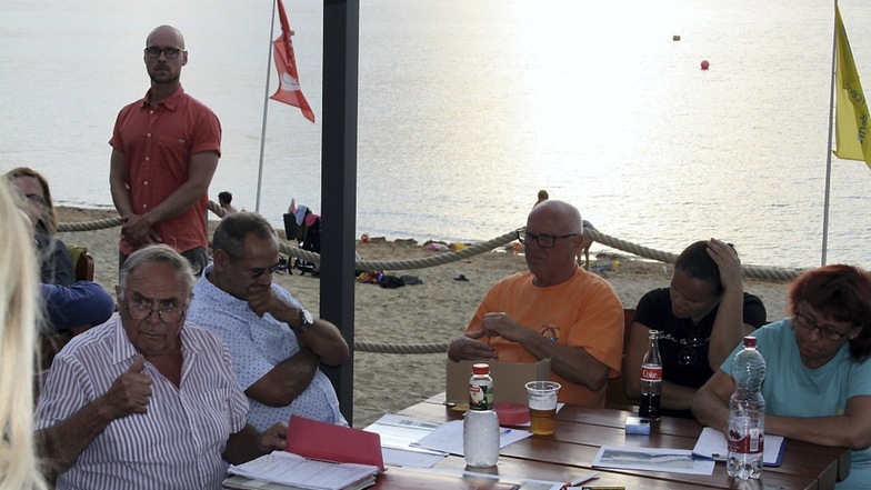 Karl-Heinz Radochla (vorn links) und Klaus Renner (Mitte, im hellorange T-Shirt) informierten die Geierswalder über Sicherungsmaßnahmen am Strand.