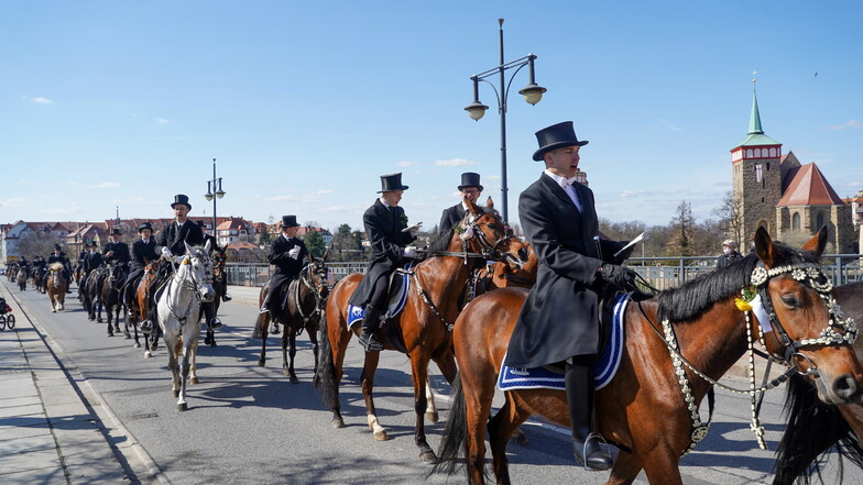 Das Osterreiten findet diesmal nach zwei Jahren Pandemie in Bautzen wieder ohne Einschränkungen statt. Auf dem Weg nach Radibor überqueren die Reiter dabei auch die Friedensbrücke.
