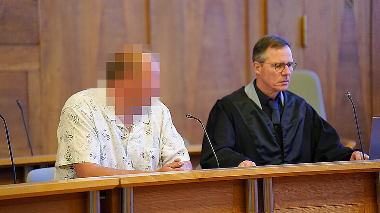 Der Angeklagte gab vor der Bautzener Außenkammer des Landgerichts Görlitz im Beisein von Rechtsanwalt Florian Berthold seine Taten zu.