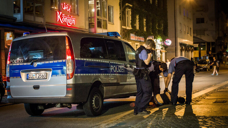 Polizisten fanden in der Dresdner Neustadt wieder Drogen. Bei Kontrollen wurden sie selbst zur Zielscheibe.