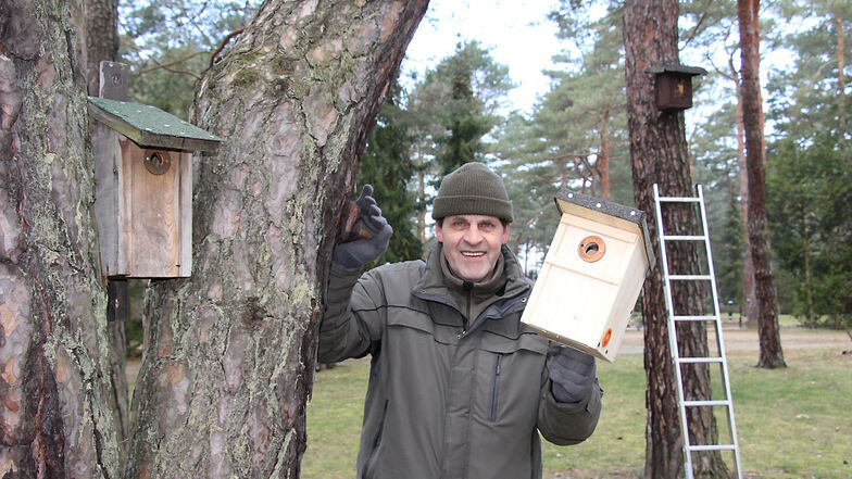 Axel Hettig betreut Nistkästen und hilft dabei, die Population von Vögeln zu dokumentieren. Auf dem Friedhof in Kühnicht hat der 57-Jährige erst kürzlich wieder Nistkästen angebracht.