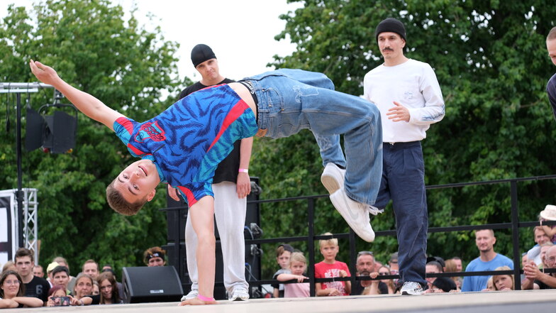 Ein B-Boy der niederländischen Crew Heavy Hitters zeigt seine Moves: Beim Down To The Beat in Meißen wurden akrobatische Meisterstücke gezeigt.