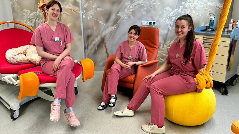 Mit einem vierten Kreißsaal stärkt das Städtische Klinikum in Dresden den bestehenden Geburtsbereich. Die Hebammen Lena, Caroline und Julia werden hier künftig arbeiten.