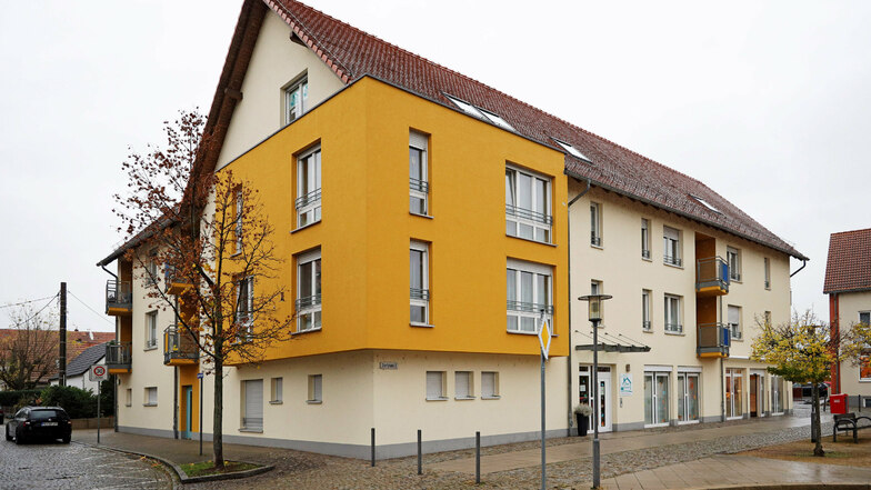 Wieder ein Corona-Ausbruch in einem Pflegeheim. Diesmal ist das Pflegezentrum Romy Christoph am Dorfplatz in Röderau betroffen. Elf Mitarbeiter und elf Bewohner sind positiv getestet worden.