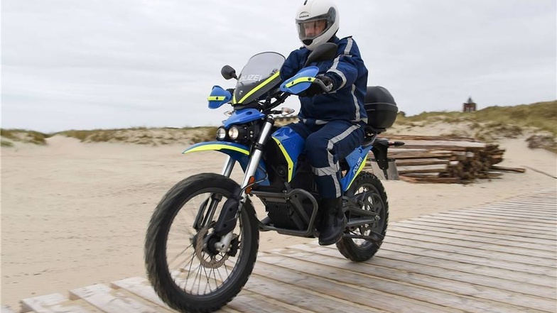 Das bundesweit erste Elektro-Polizeimotorrad "Zero FX" am Strand von Borkum.