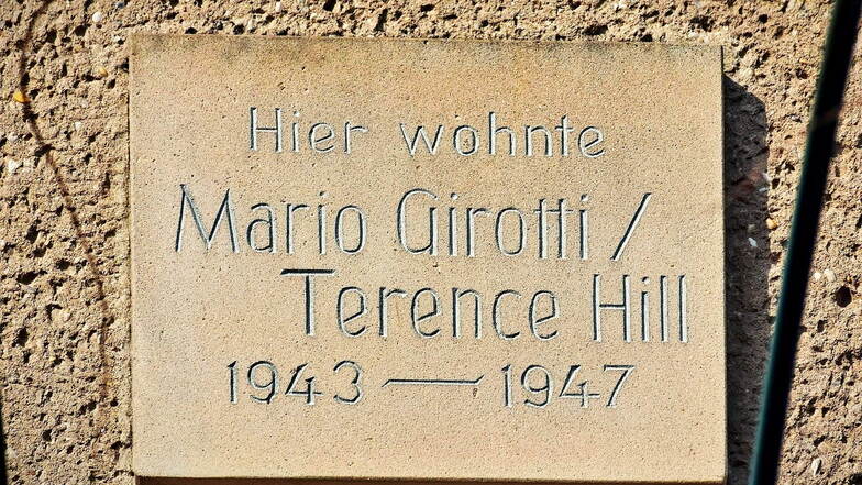 Ein Tafel an dem ehemaligen Wohnhaus in Lommatzsch  erinnert an Mario Girotti alias Terence Hill.