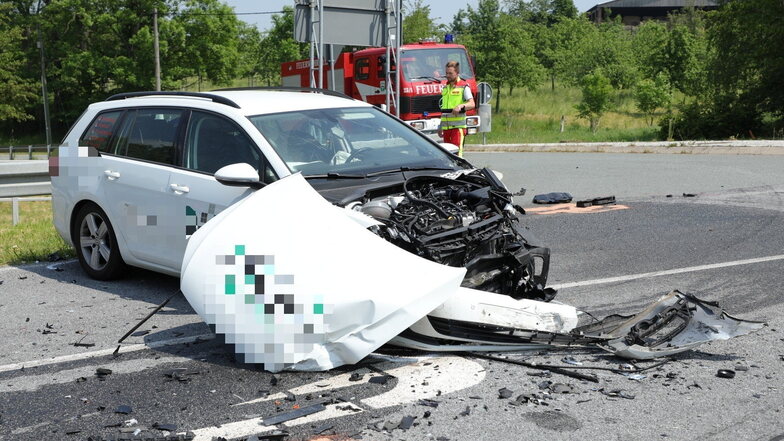 Der Fahrer eines VW Golf wurde schwer verletzt in ein Krankenhaus gebracht.