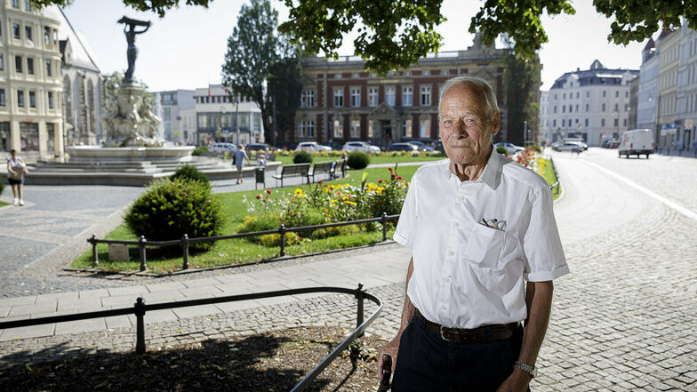 Der 84-jährige Dietrich Rohrbeck steht am Görlitzer Postplatz. Für dessen Sanierung spendete er vor Jahren über 10.000 Euro.