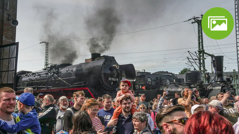 Tausende junge und ältere Eisenbahnfans sind am Samstag zum Dampfloktreffen nach Dresden geströmt. Am Sonntag geht es weiter.