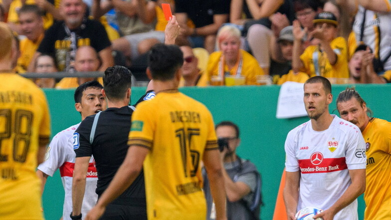 Eine entscheidende Szene? Waldemar Anton kassiert die Gelb-Rote Karte, Dynamo spielt in Überzahl gegen den Bundesligisten.
