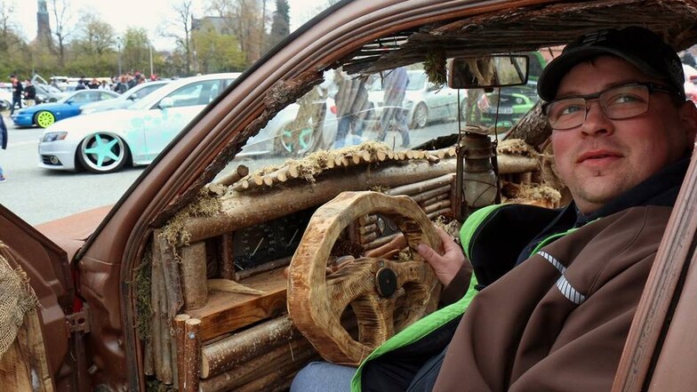 Holz statt Glanzlack: Robby Häschke mit seinem VW Vento in Neugersdorf. Das Auto kann tatsächlich fahren.