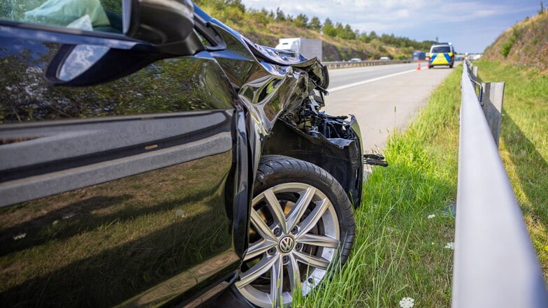 In diesem schwarzen VW Golf zogen sich am Mittwochmittag drei Frauen Verletzungen zu, nachdem ihr Wagen auf einen Lkw geprallt war.