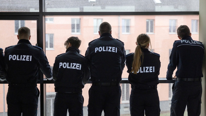 Ein Polizeischüler soll an der Fachhochschule der sächsischen Polizei einen künftigen Kollegen rassistisch beleidigt haben. Nun wird ermittelt.