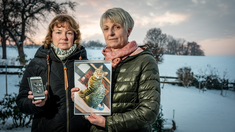 Anke Schleußer (links) und Sabine Kamprad-Heller aus Meinsberg haben innerhalb von zwei Jahren mehrere Katzen verloren. Wie ihnen geht es noch anderen Tierbesitzern in dem Waldheimer Ortsteil.