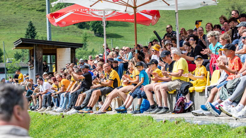 Rund 400 Zuschauer sind beim Test in Walchsee dabei - in der Mehrzahl in Schwarz und Gelb.