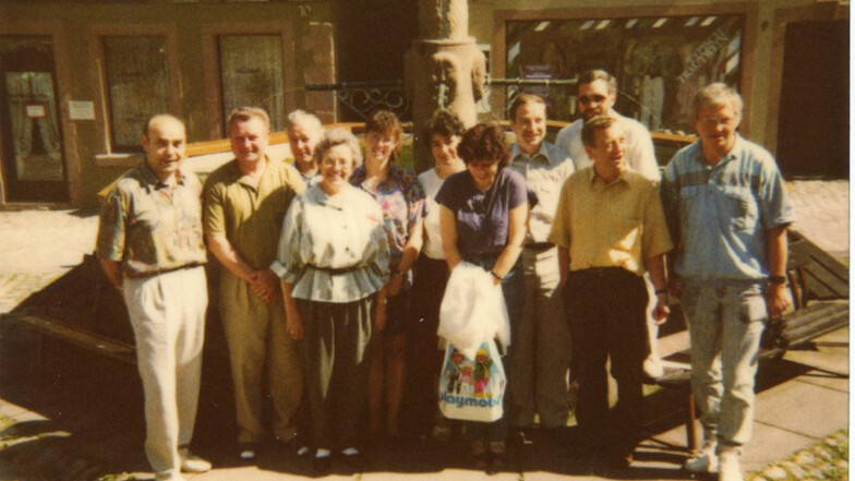 1990 gehen Schiltach und Geising eine Partnerschaft ein. 1991 besuchen die Geisinger den Schwarzwald. Schiltachs Bürgermeister Peter Rottenburger (2.v.r.), dahinter Stadtkämmerer Gerhard Daniels, links daneben Geisings Bürgermeister Reiner Fischer.