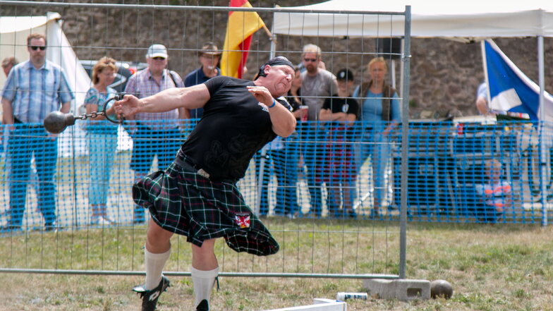 Bei den Highland-Games gaben traten die Teilnehmer auch beim Steinewerfen an. 7,25 Kilo fliegen dabei durch die Luft.