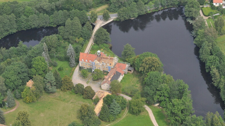 Das Jagdschloss auf der Schlossinsel Grillenburg mit Unterem Teich.
