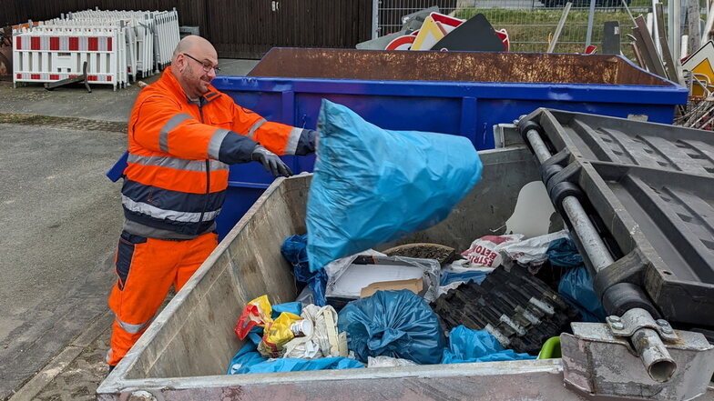 Weg mit dem Dreck: Holger Winkler befördert die Müllausbeute des Tages in den Sammelcontainer der Straßenmeisterei.