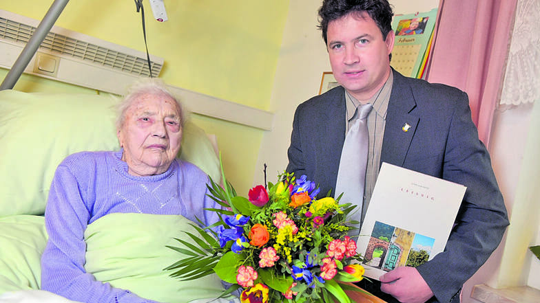 Johanna Riedel ist die älteste Einwohnerin Leisnigs. Zum 100. überbrachte Bürgermeister Tobias Goth ihr Glückwünsche im Pflegeheim Paudritzsch.