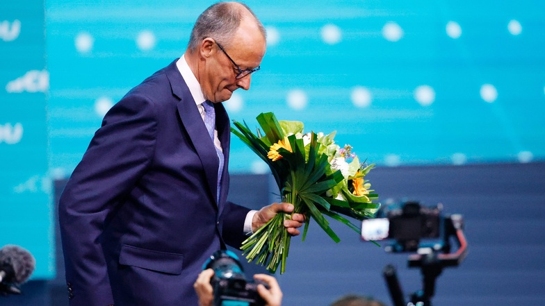 Friedrich Merz, CDU-Bundesvorsitzender, hält seinen Blumenstrauß nach der Wahl zum Bundesvorsitzenden beim CDU-Bundesparteitag.