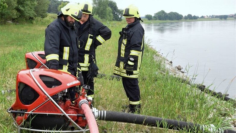 Verstärkt: Die Ortswehr Gohlis hat eine zweite Pumpe an der Elbe installiert.