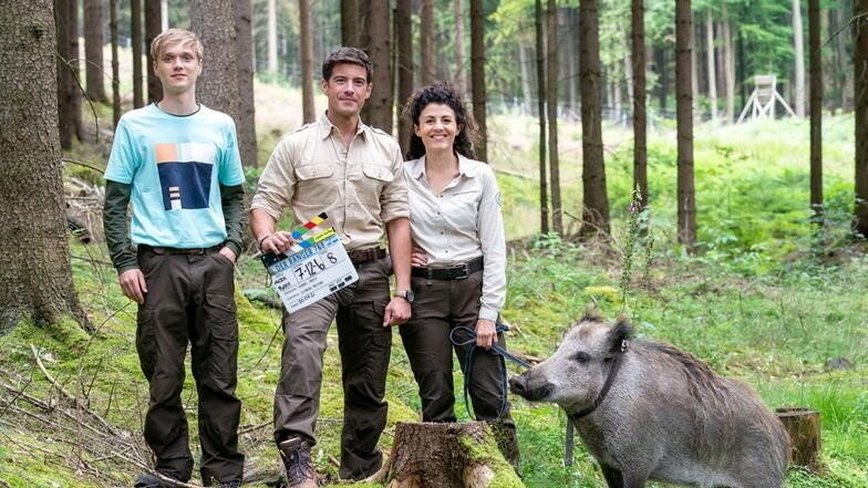Die Sächsische Schweiz hat ihn zurück: In "Der Ranger - Paradies Heimat" steht Hauptdarsteller Philipp Danne (Mitte) zusammen mit Dennis Hofmeister und Liza Tzschirner aktuell vor der Kamera.