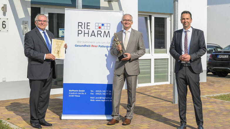 Helfried Schmidt (v.l.n.r.) von der Oskar-Patzelt-Stiftung überreichte jetzt den Mittelstandspreis an Apotheker Marko Eschmann von der Riepharm GmbH, Riesas OB Marco Müller (CDU) freut sich.