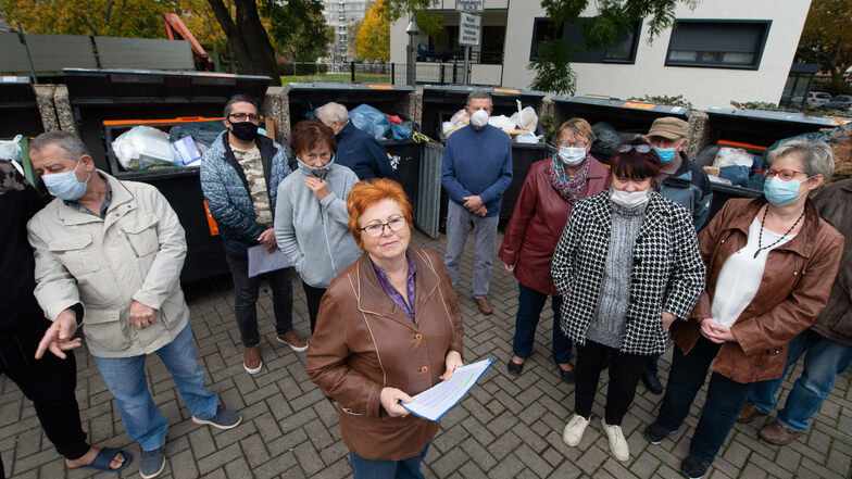 Ulla Illmer (vorne) und weitere Bewohner der Pfotenhauerstraße 32, 34 und 36 haben sich wegen der Müllprobleme vor ihrem Haus in einem Offenen Brief an Dresdens OB gewandt. Nun erhielten sie Antwort.
