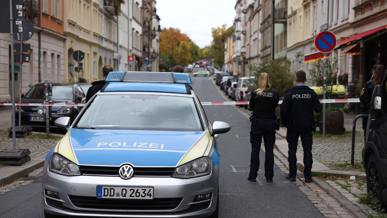 Der untere Teil der Rudolf-Leonhard-Straße in der Leipziger Vorstadt ist für den Einsatz der Polizei voll gesperrt.