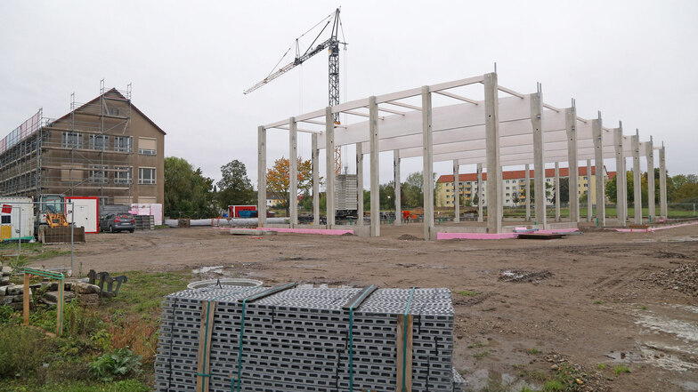 Die Konturen der neuen Turnhalle in Merzdorf werden deutlicher. Im November soll Richtfest sein.