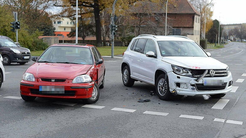 Bei dem Unfall am Montag sind ein Honda und ein VW zusammengestoßen.