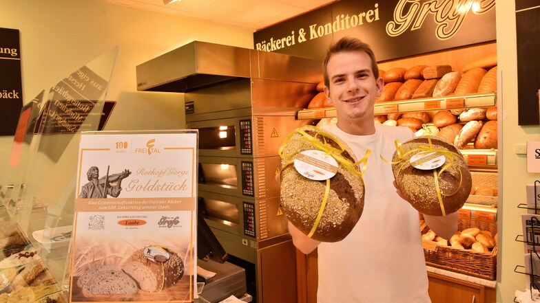 Verkäufer Aaron Blocher in Bäckerei Grafe Freital mit  dem Freitaler Goldstück Weizenmischbrot zum Jubiläum 100 Jahre Freital.