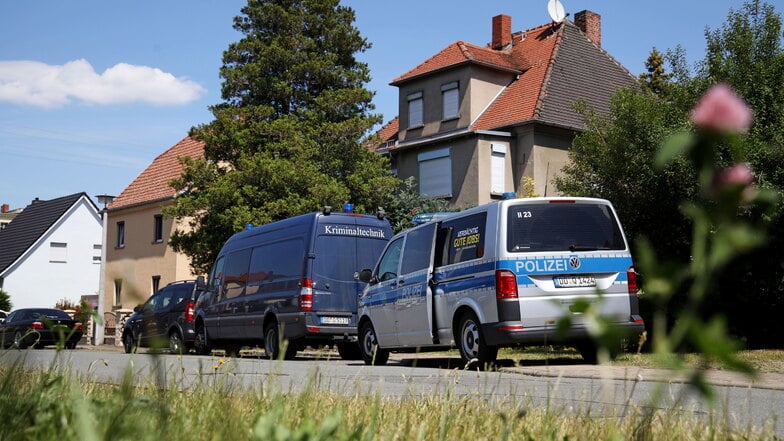 Mehrere Polizeifahrzeuge standen vor zwei Jahren in einer Riesaer Nebenstraße. Beamte suchten und fanden in einem Haus eine Seniorin. Ihr Sohn geriet ins Visier der Ermittler.