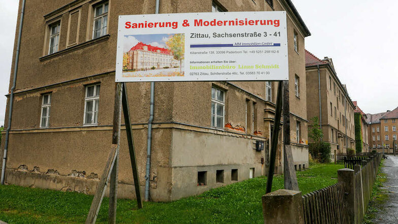 Die seit fünf Jahren auf diesem Schild versprochene Renovierung der Zittauer Sachsenstraße ist bisher ein leeres Versprechen.