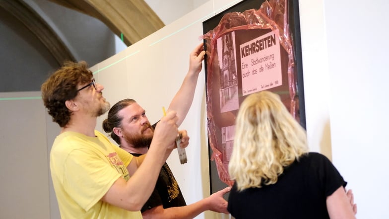 Daniel Bahrmann beim Aufbau der "Kehrseiten"-Ausstellung in der Meißner Frauenkirche.