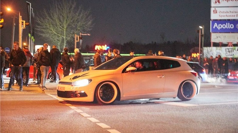 Mehr oder weniger getunte Karossen fuhren am Freitagabend auf den Real-Parkplatz in Heidenau.