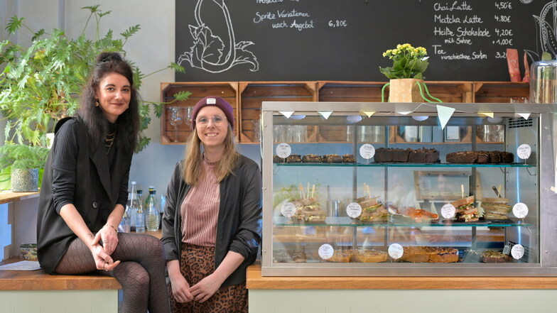 Ein neues Café in bester Lage: Rosalie Maier (l.) und Anne Neumeister haben sich mit dem "Vlora & Vauna" selbständig gemacht. Am Bischofsweg in der Neustadt in Dresden gibt es jetzt vegane Speisen und Getränke.