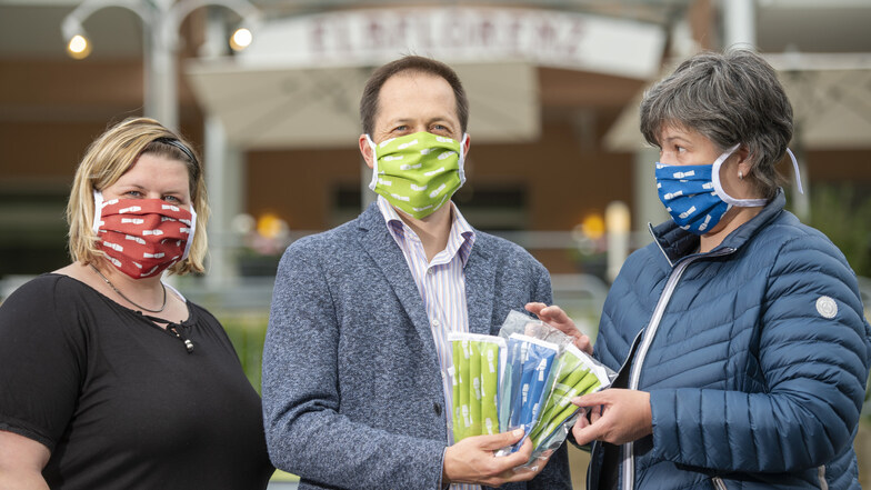 Inhaberin Dagmar Pöche (re.) und Mitarbeiterin Kathrin Lochen (li.) vom Café Elbflorenz bekamen die Masken von Bürgermeister Thomas Kunack.