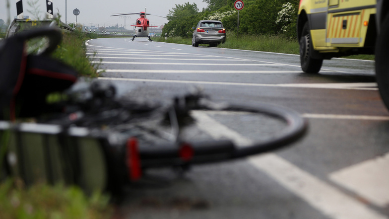 Ein Unfall mit einem Radfahrer und einem BMW hat am Mittwochnachmittag einen Rettungseinsatz auf der B169 bei Röderau zur Folge gehabt.