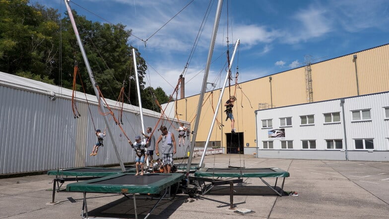 Für Kinder ist im Außengelände auch ein Trampolin aufgebaut.