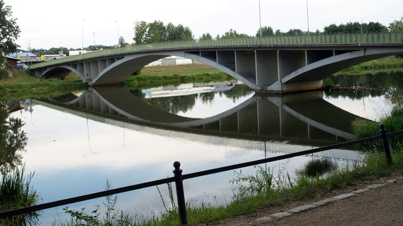 Die Brücke über die Neiße verbindet Bad Muskau und Leknica. Doch sie ist marode, aus deutscher Sicht - trotz Umfahrung – zu befahren.