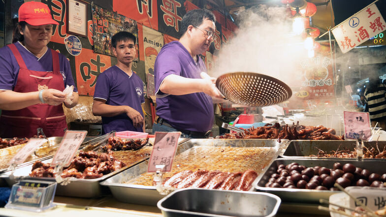 Erlebnis für die Sinne: Zischen und Dampfen gehört auf dem Ruiteng Night Market in Kaohsiung einfach mit dazu.