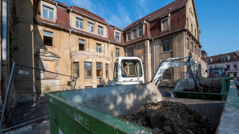 Baustelle an der ehemaligen Poliklinik in der Mozartallee in Großenhain. Hier wird ein Denkmal für Wohnungen saniert.