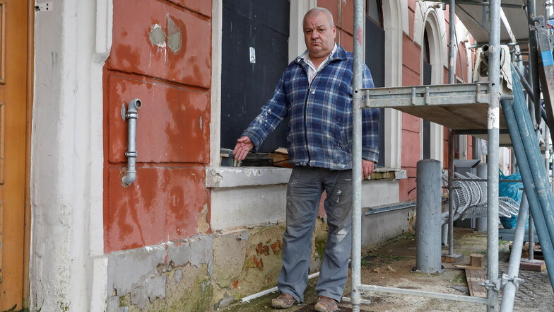Bauleiter Uwe Sickert zeigt einen der Wasserschäden an der Bahnhofsfassade, der sich bis ins Innere zieht.